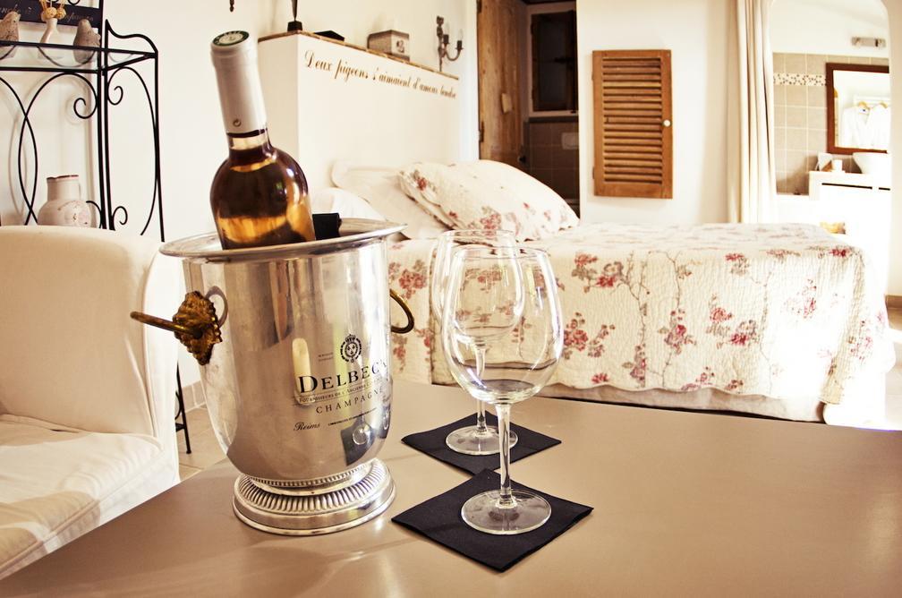 L'Abri Du Poete Bed and Breakfast Besse-sur-Issole Rum bild