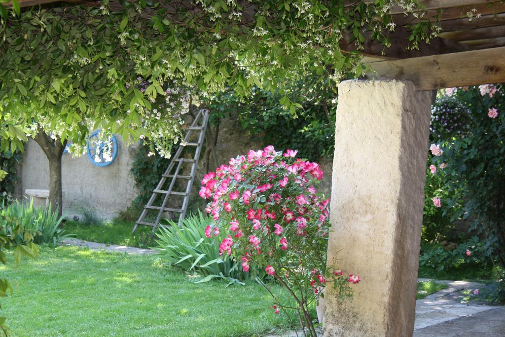 L'Abri Du Poete Bed and Breakfast Besse-sur-Issole Exteriör bild
